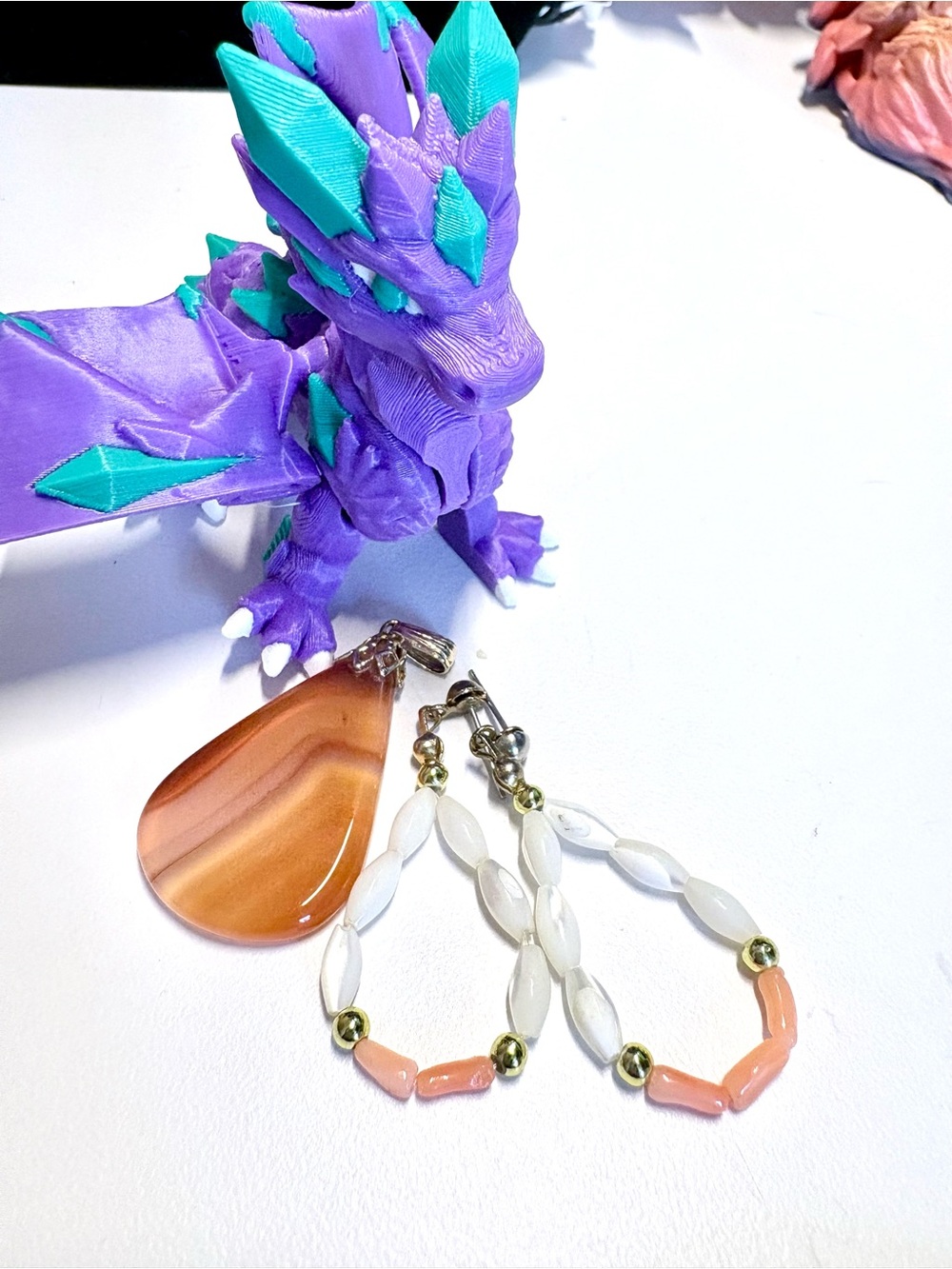 Set of vintage pendant and earrings, agate, mother of pearl and coral